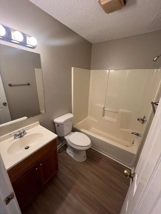 Building Photo - Move in Ready! Cozy & Modern 1-Bedroom Haven