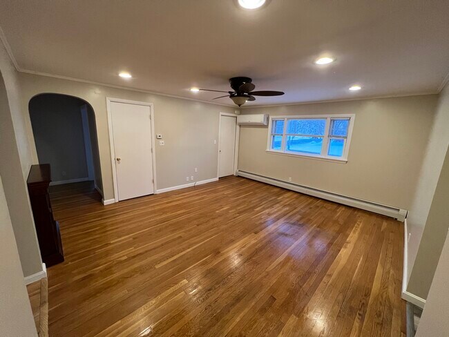 Living room - 136 Hall St