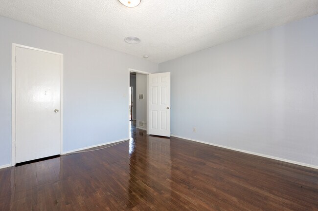 Building Photo - 4052 Chevy Chase Dr