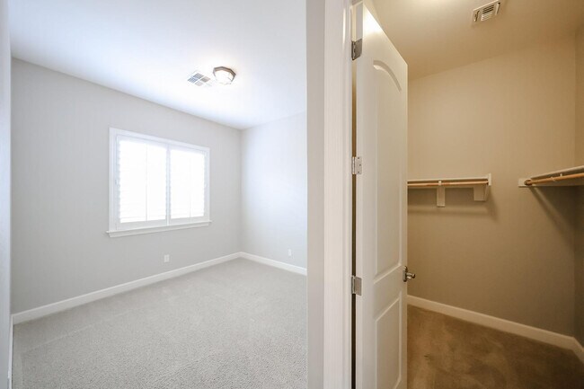 Building Photo - 1424 E Pedro Rd