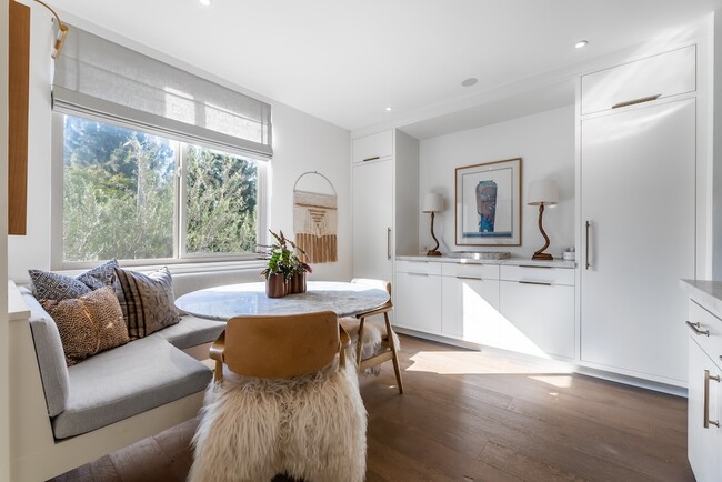 Dining area - 809 S Bundy Dr