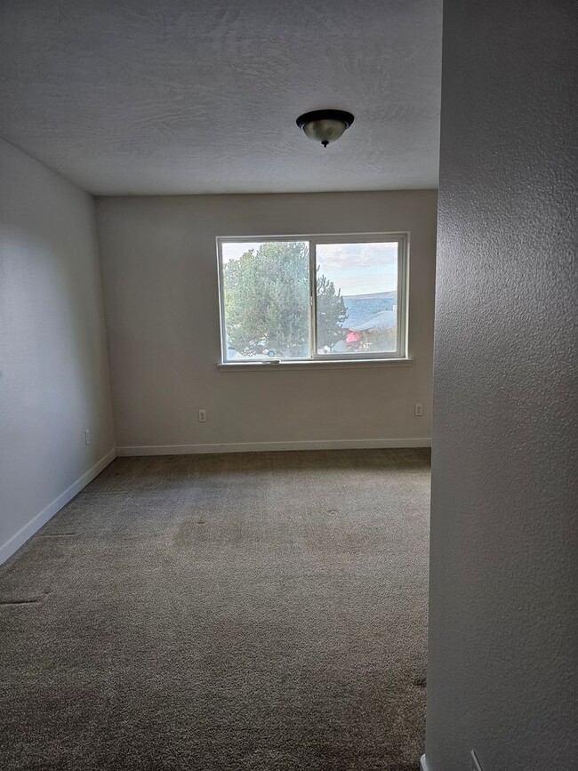 Building Photo - 725-727 Mount Hood Ave SW