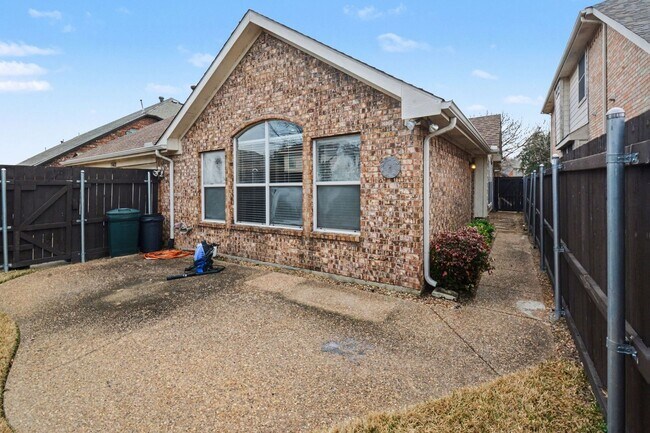 Building Photo - Welcome home to this spacious 3-bedroom, 2-bathroom property offering 2,000 square feet of comfor...