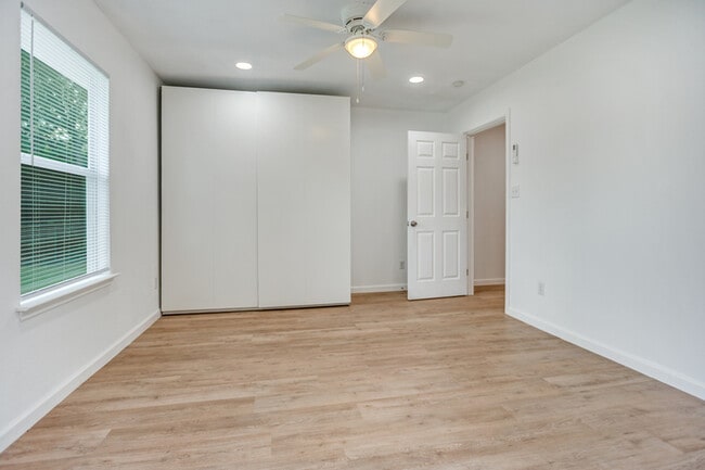 Building Photo - 905 W Abram St
