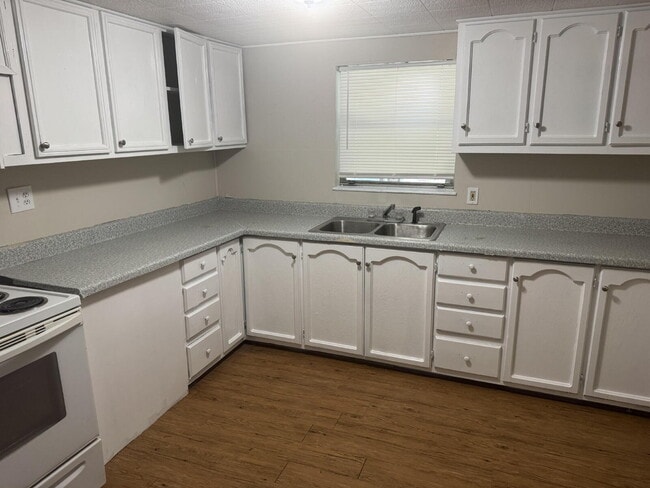 Building Photo - 2 Bed 1 Bath with Bonus Storage space & Large yard