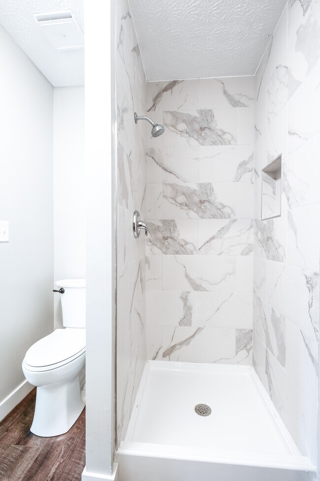 Building Photo - 886 Linworth Road East