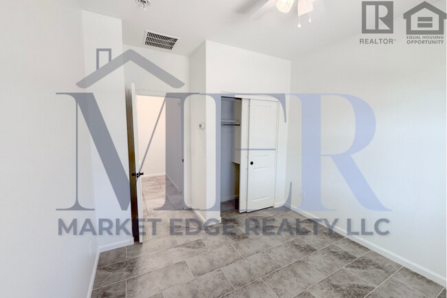 Building Photo - 3Bed/3Bath House in Buckeye! Ready for Immediate Move-In! -- Fenced-In Yard!!