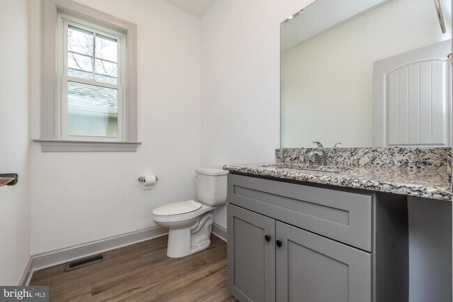 Building Photo - 411 James St