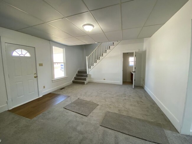 Building Photo - 3 Bedroom 1.5 Bathroom Unit Available in U...