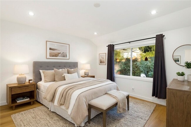 Building Photo - 9742 Farralone Ave