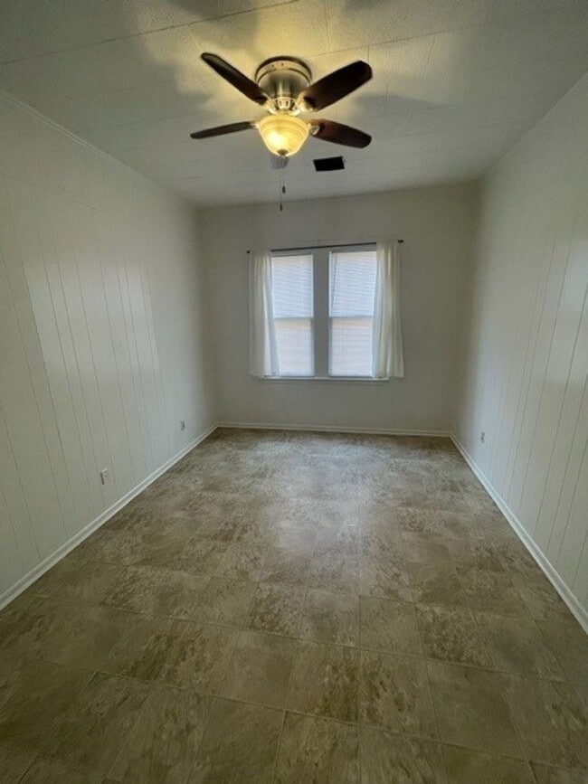 Building Photo - 806 E University Ave