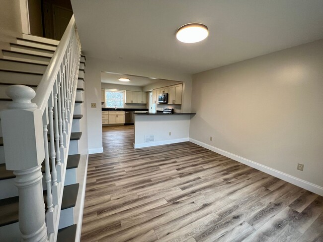 Building Photo - Beautifully Renovated Home!  5 Bedroom, 3 ...