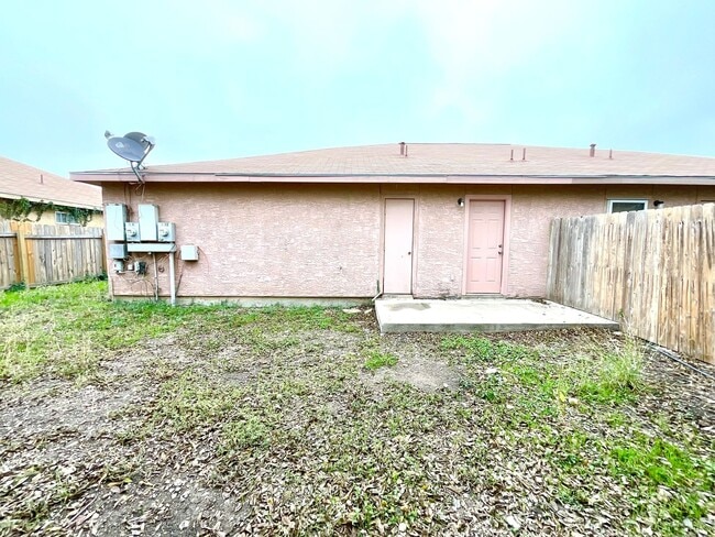 Building Photo - **APPLICATION RECEIVED** **MOVE IN SPECIAL** Charming 3-Bed, 2-Bath Home with Fenced Yard – Pet F...
