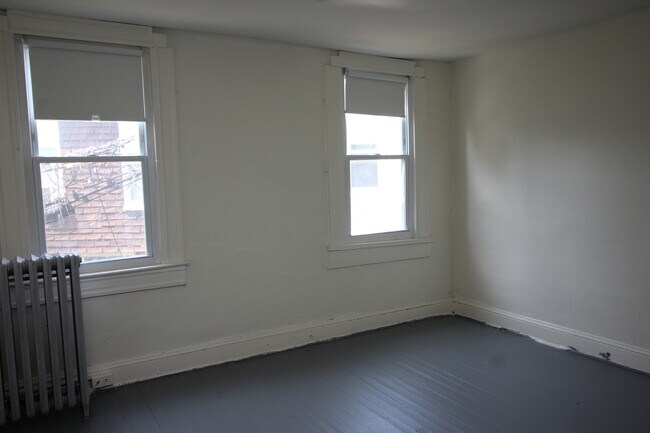 Building Photo - Spacious 5BD/1BA Remington Home w/ W/D! Available 8/14