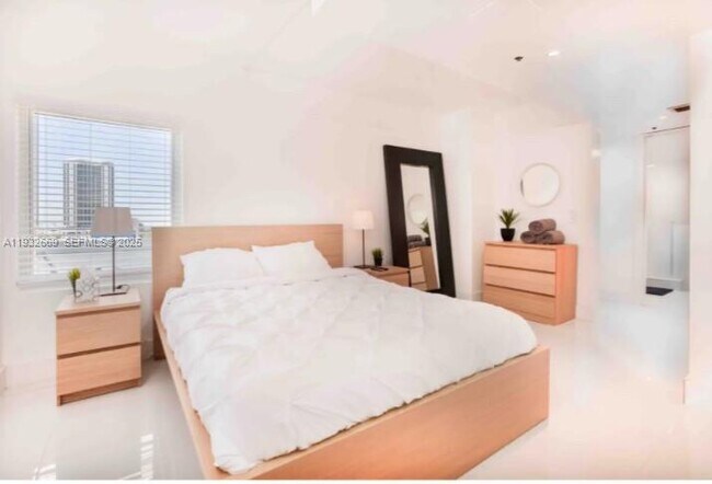 Building Photo - 1717 N Bayshore Dr