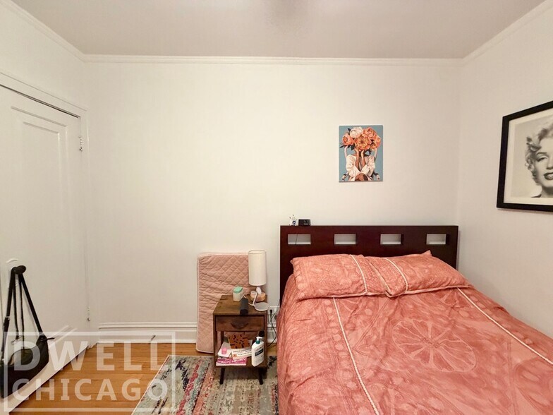 Building Photo - 1913 W Larchmont Ave