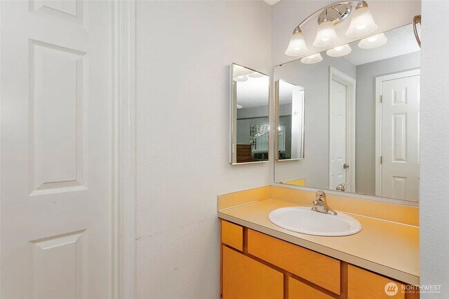 Building Photo - Beautiful Puyallup Duplex with Large Yard ...