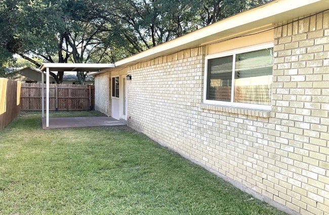Building Photo - 2709 Clover Valley Dr