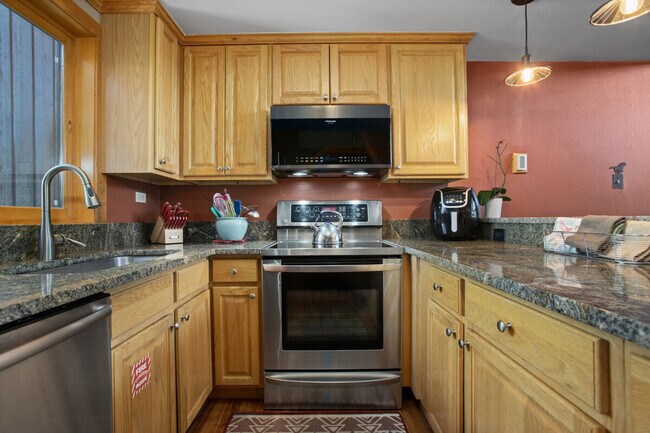 Building Photo - 1550 Amble Dr