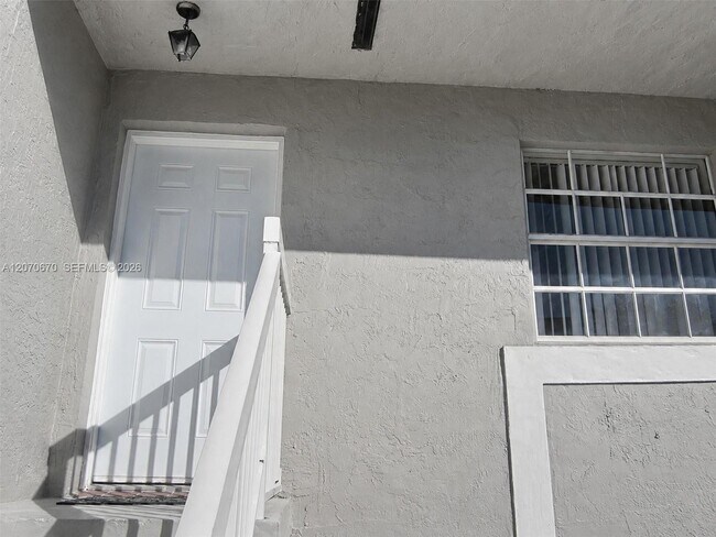 Building Photo - 454 NE 210th Cir Terrace