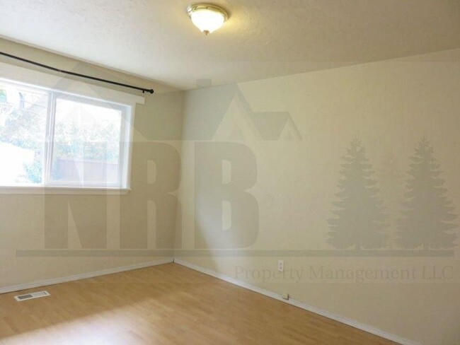 Building Photo - Beautiful Updated 3 Bedroom Rambler in Uni...