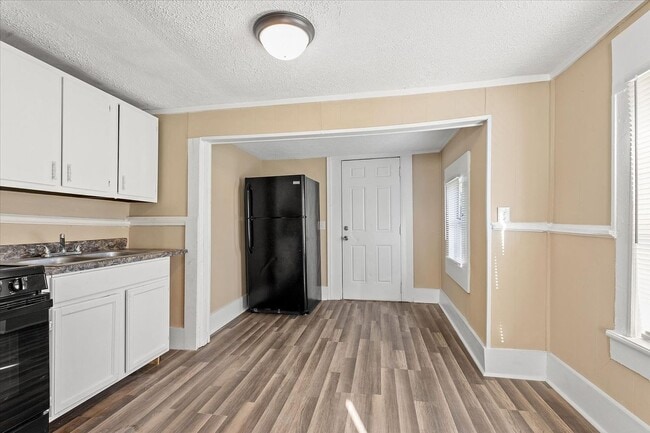 Building Photo - One Bedroom One Bath Unit Available for Im...