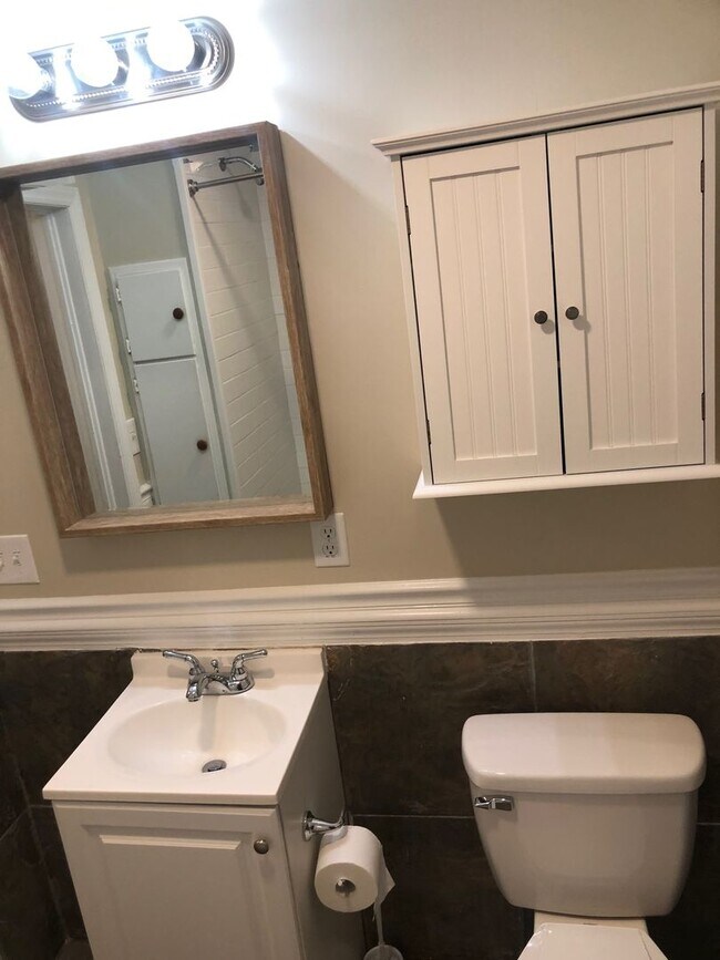 Building Photo - Four bedroom, 2 bath house in Burlington
