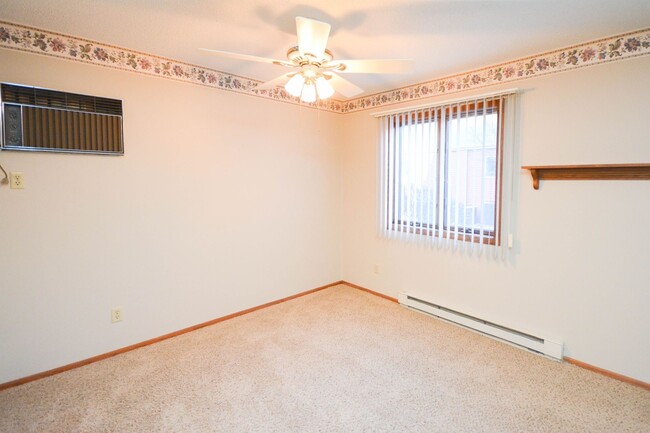 Building Photo - Conveniently located 2br main floor condo!