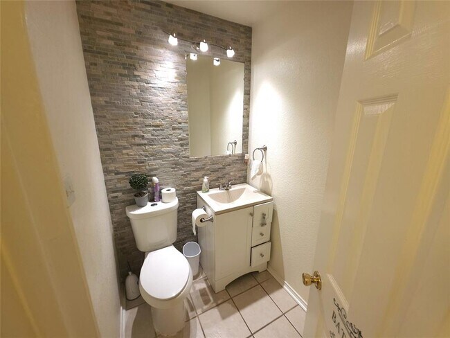 Building Photo - 1600 Hollow Tree Blvd