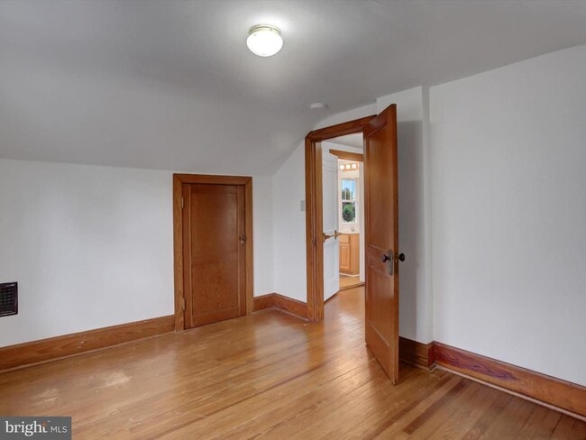 Building Photo - 557 N Franklin St