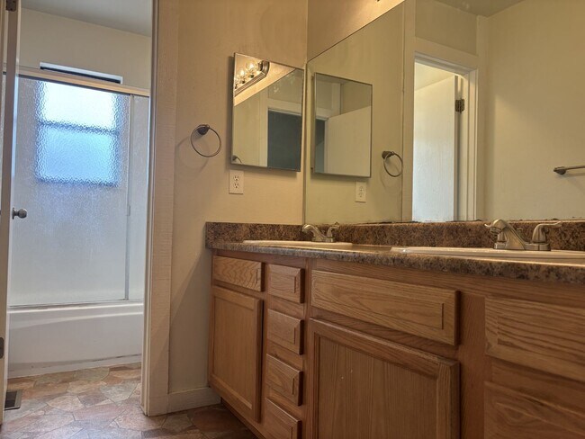 Building Photo - 4 bed/2.5 bath home