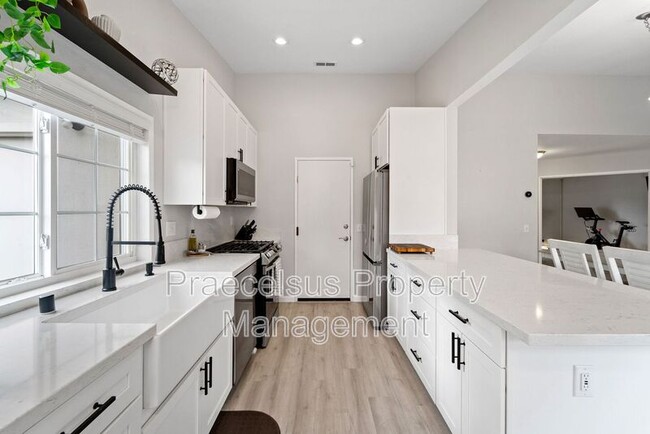 Building Photo - 2039 Waterbury Dr