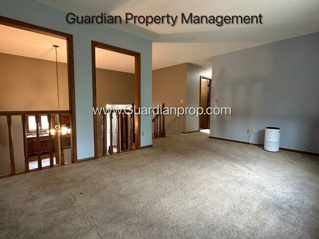 Building Photo - Eden Prairie Single Family Home, 2 Car Garage, Large Fenced Back Yard, September/October Move in