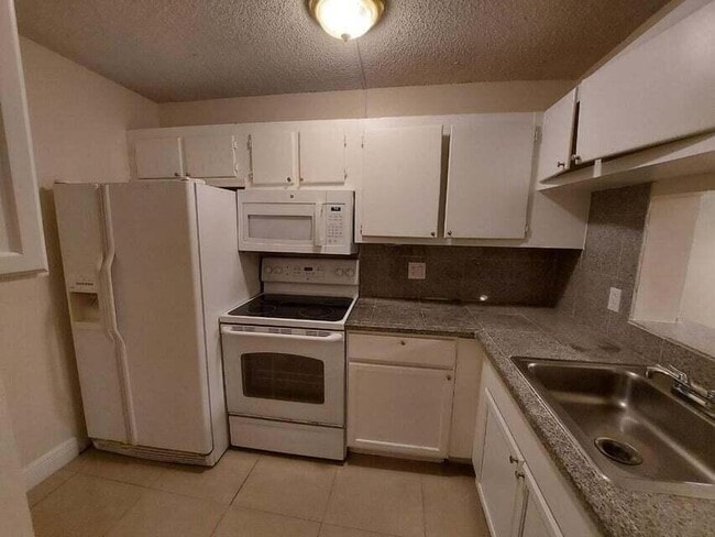 Building Photo - 201 Foxtail Dr