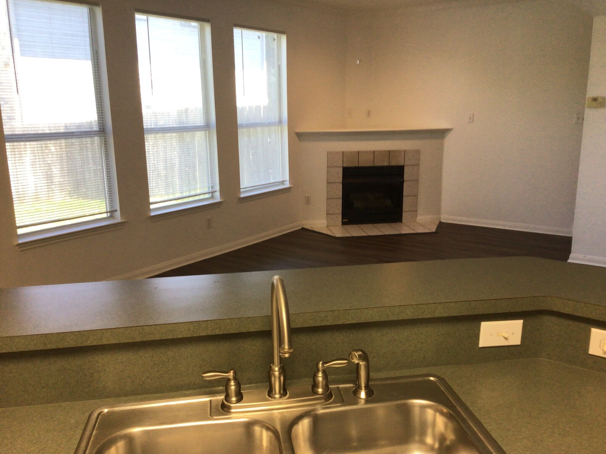 Open floor plan - 2913 Whisper Oaks Ln