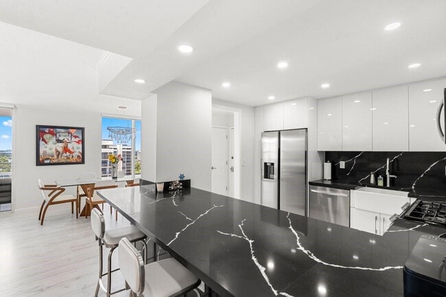 Building Photo - 2030 S Ocean Dr