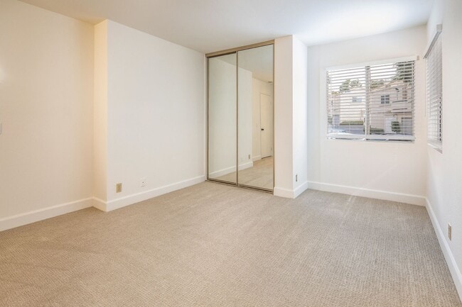 Building Photo - Townhome in Lake Forest