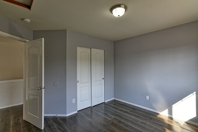 Building Photo - Spacious Craftsman Style Home - Pet Friendly!