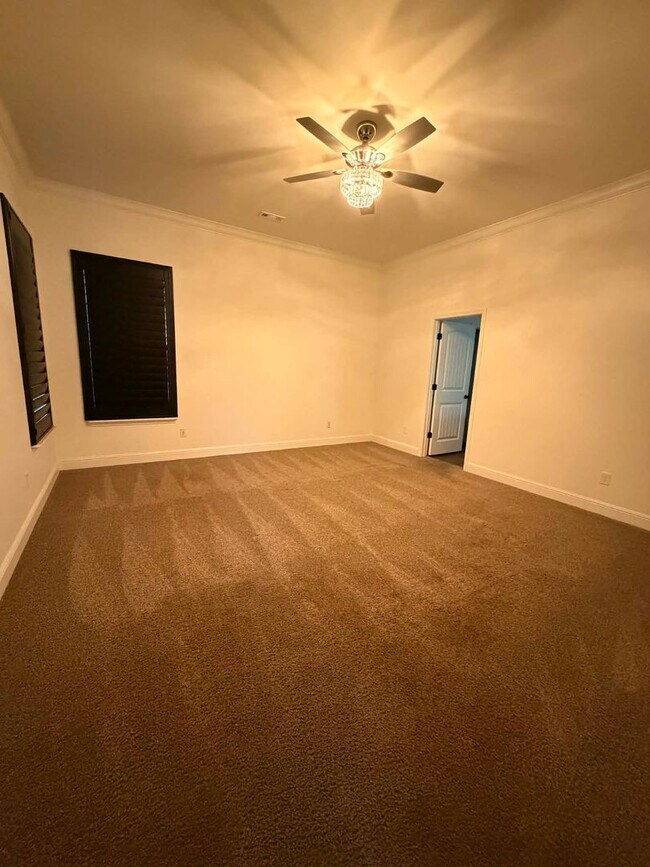 Building Photo - 329 E Greystone Square