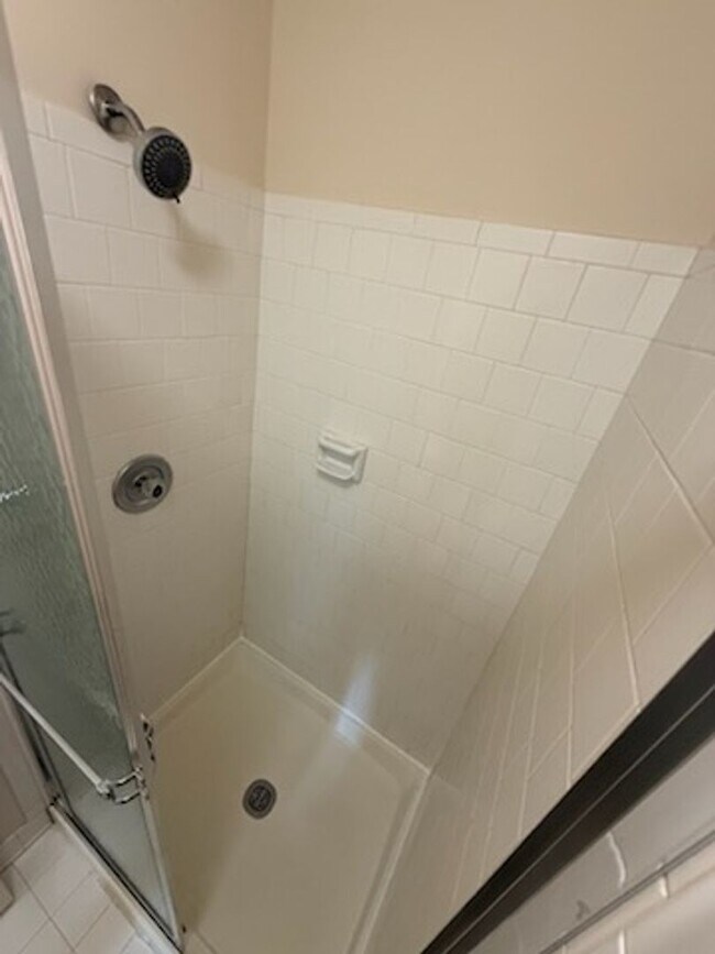 Building Photo - Updated 4BR Townhome!
