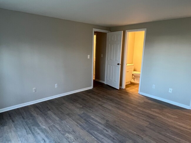 Building Photo - 2 Bedroom Condo near UNCC