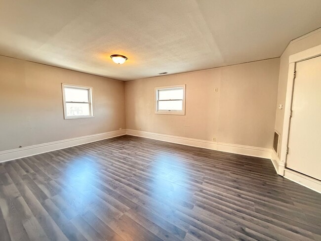 Building Photo - 1423 2nd Ave N