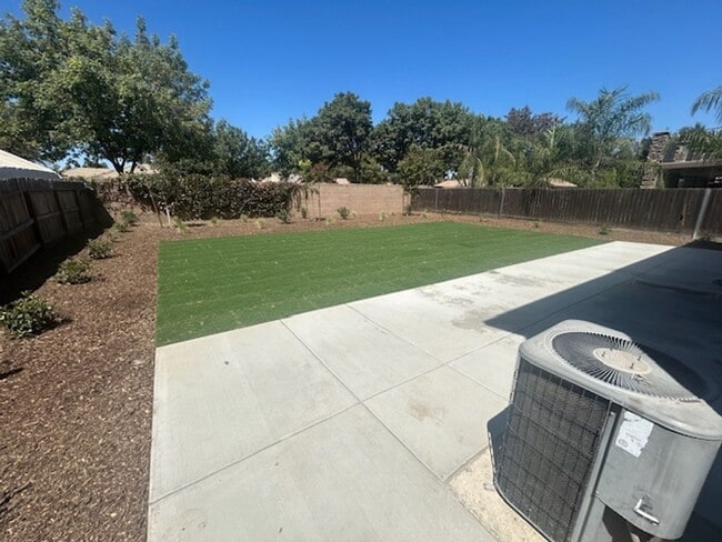 Building Photo - *Move-in special $500 off 1st month's rent...