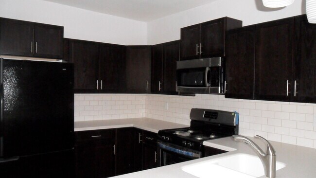 Building Photo - 909 N Poinsettia Pl