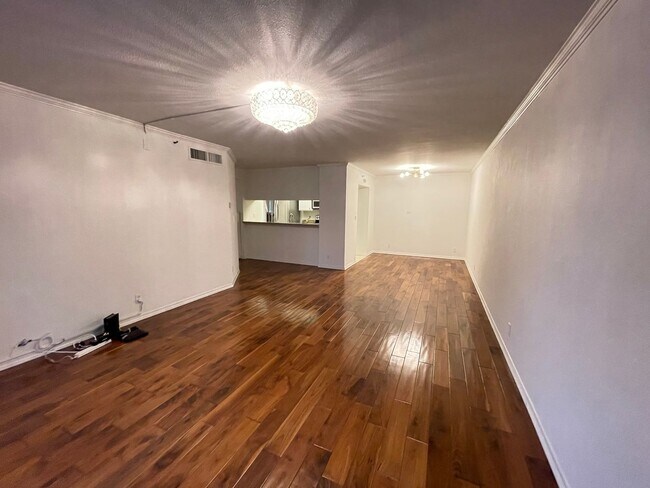 Building Photo - 600 W 9th St