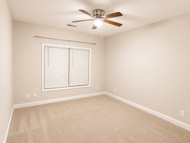 Building Photo - 547 Southern Cross Dr