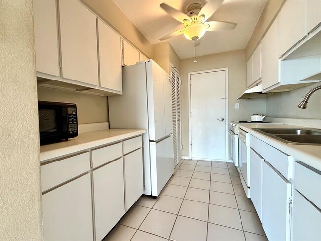Building Photo - 7200 Sunshine Skyway Ln S