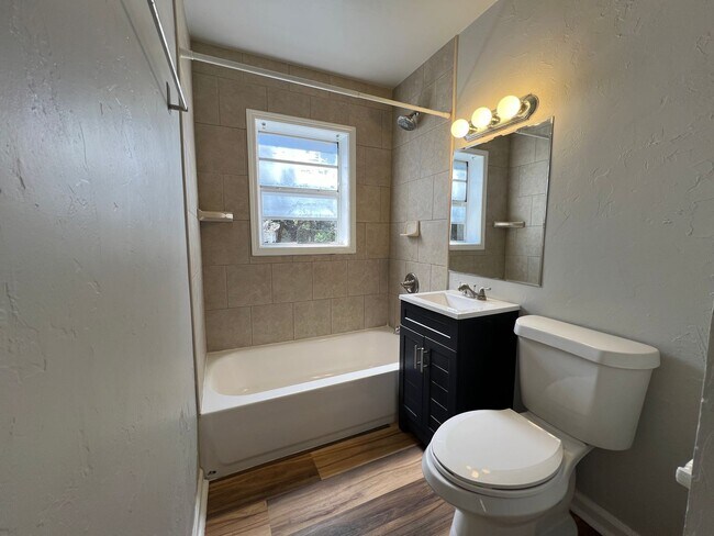 Building Photo - Fully Remodeled Home In Great Area Near Tinker AFB