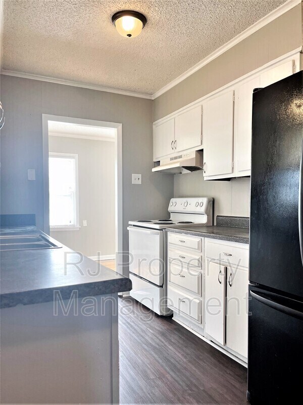 Building Photo - 3641 Bishops Bridge Rd