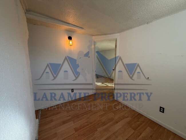 Building Photo - 2 bedroom + Office upstairs Half off 1st m...